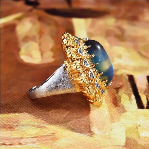 NWOT Gorgeous large cocktail ring with blue stone adjustable size - Picture 5 of 15